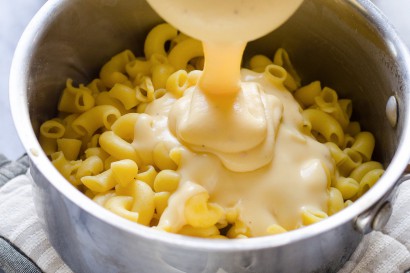make a roux sauce for mac and cheese
